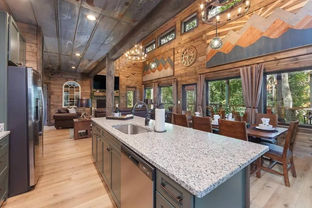 Beary Luxe - Brand New Arcade Pool Retreat Pigeon Forge