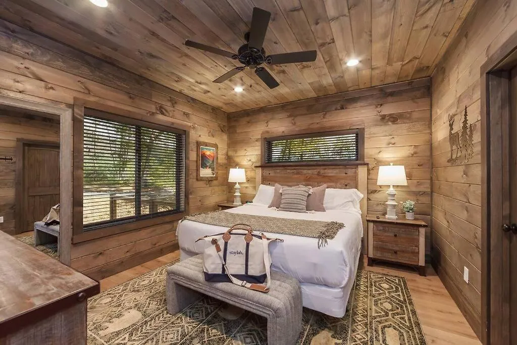 Holiday home Beary Luxe - Brand New Arcade Pool Retreat *