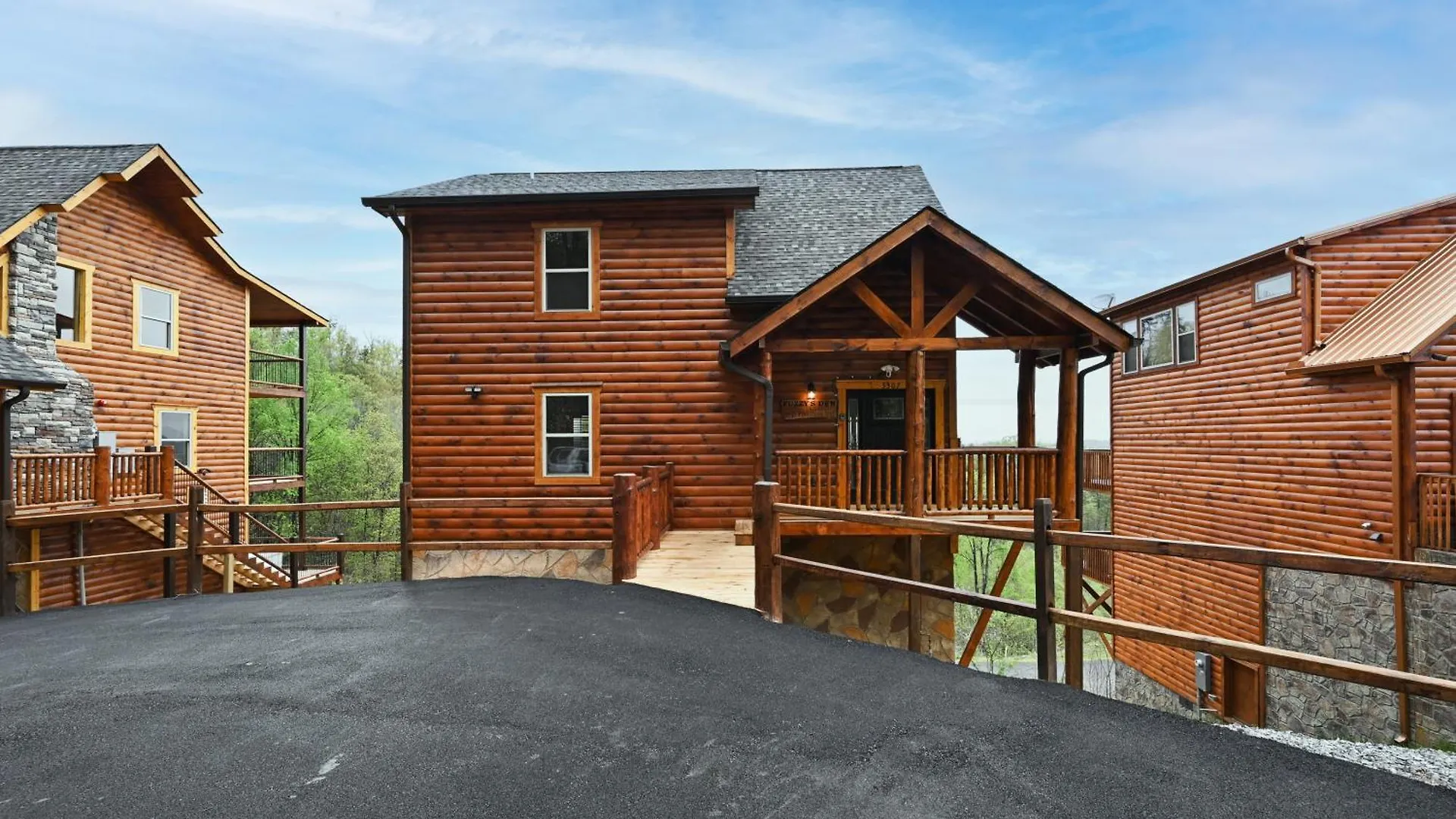 Fuzzy's Den Lodge Pigeon Forge
