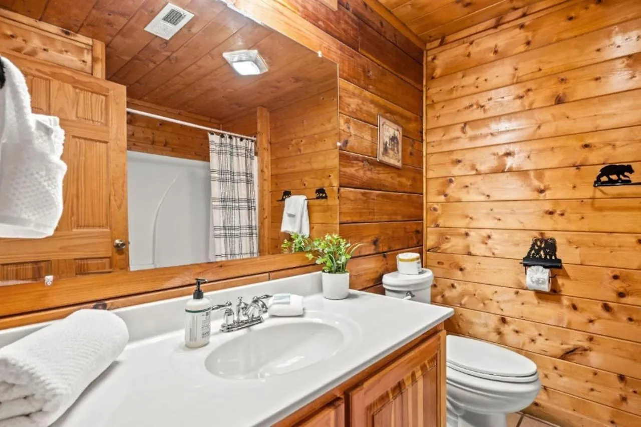 Misty Mountain Game And Hot Tub * Pigeon Forge