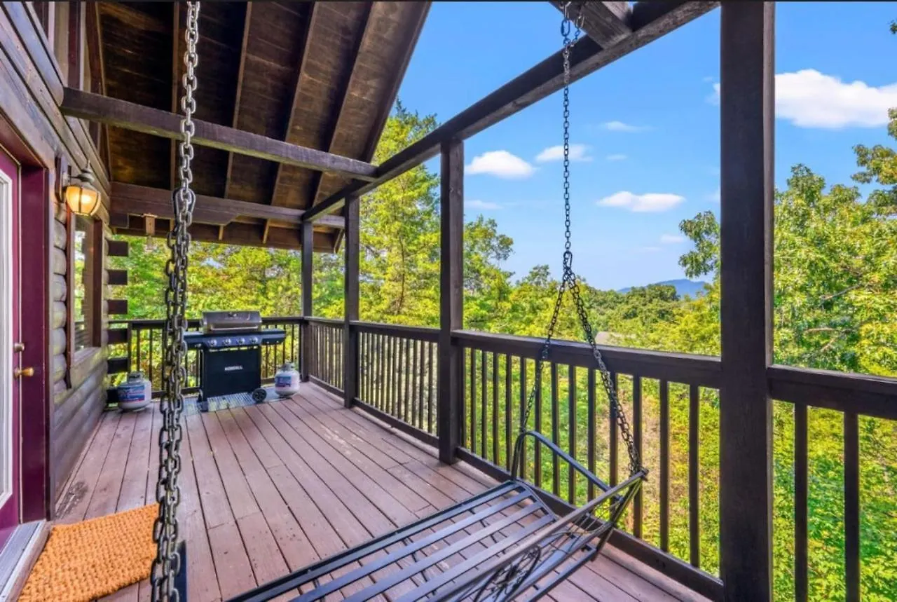 Misty Mountain Game And Hot Tub * Pigeon Forge
