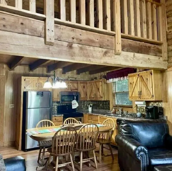 Rustic Black Bear * Pigeon Forge