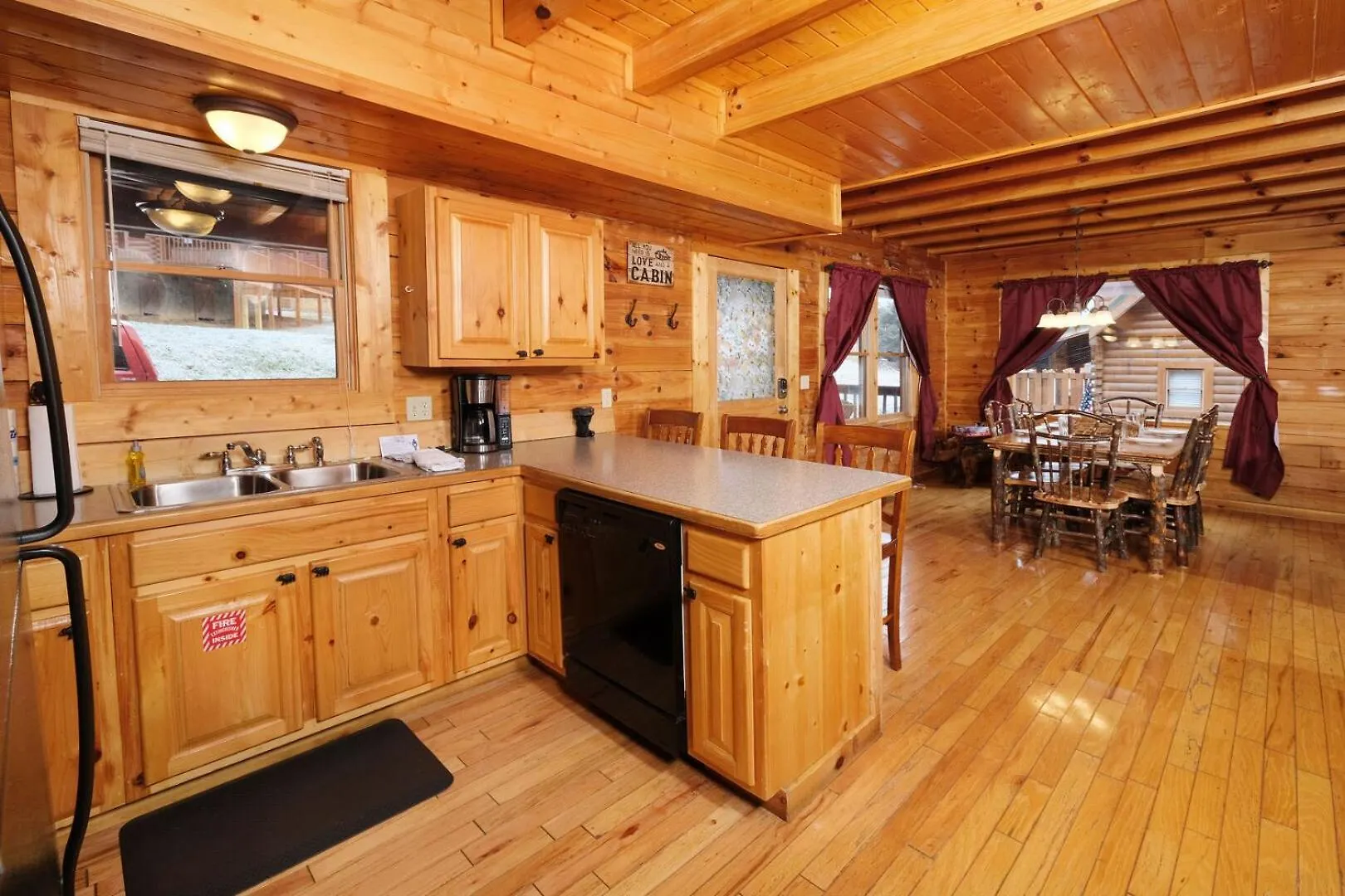 Cozy 2br Just 5 Min To Pkwy Hot Tub Free Attraction Tickets
