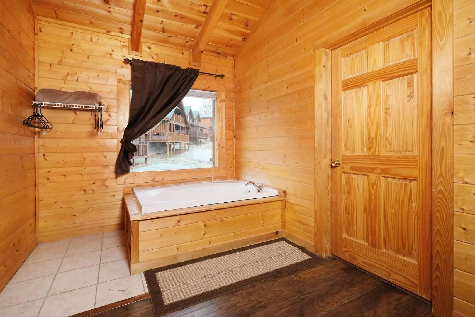 Cozy 2br Just 5 Min To Pkwy Hot Tub Free Attraction Tickets Holiday home *
