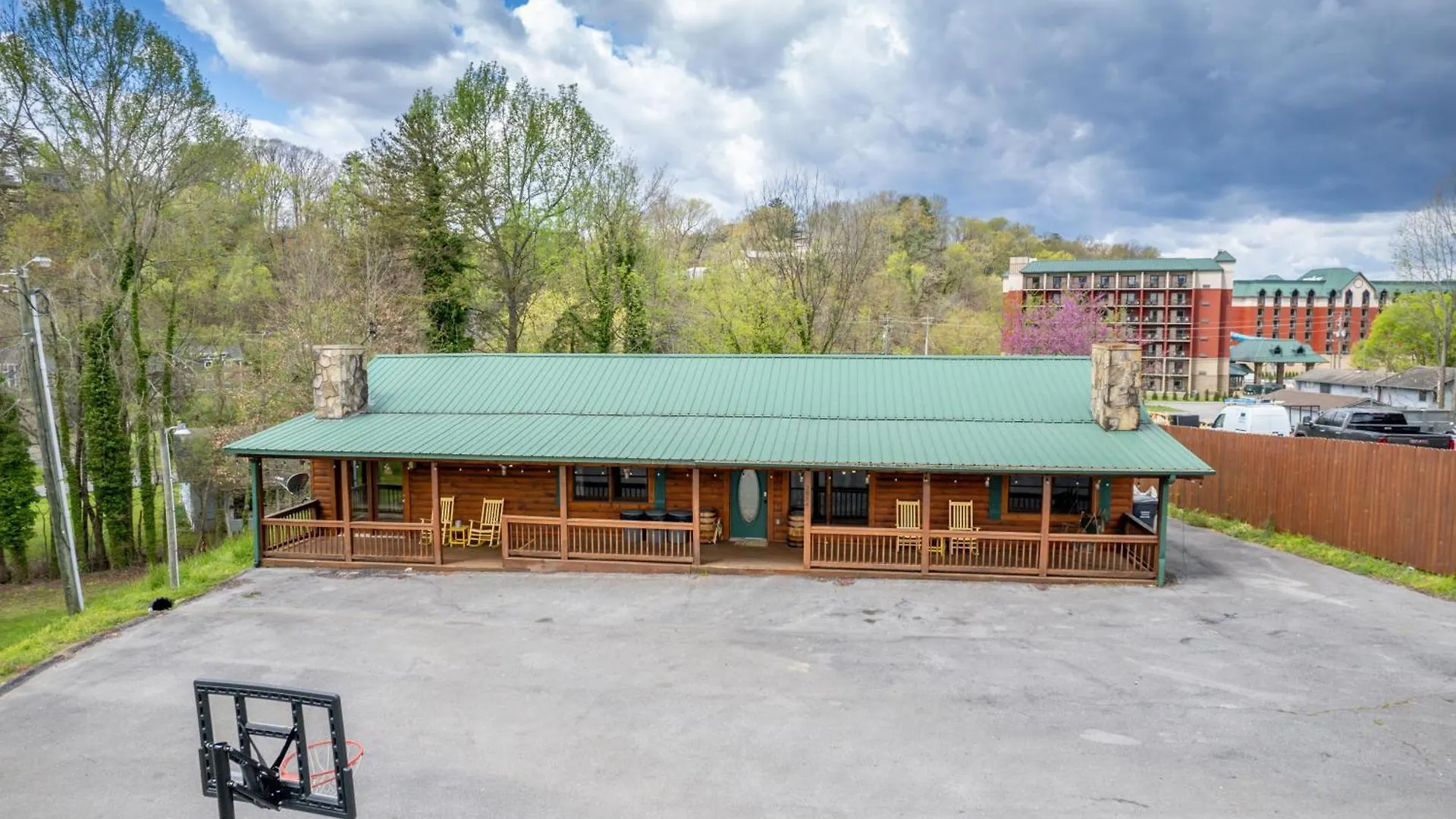 Holiday home 6br W Outdoor Pool Just 3 Min To Pigeon Forge! Free Attraction Tickets Gameroom Hot Tub