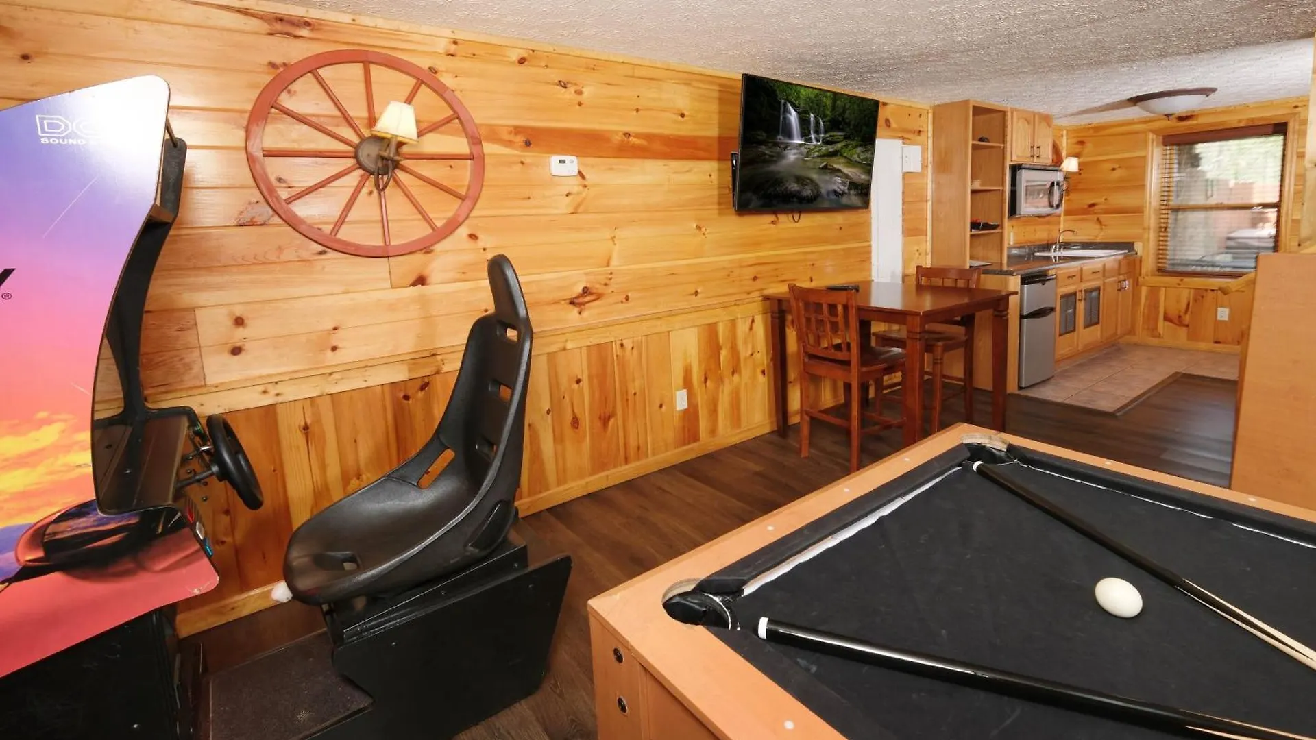 6br W Outdoor Pool Just 3 Min To Pigeon Forge! Free Attraction Tickets Gameroom Hot Tub Holiday home *