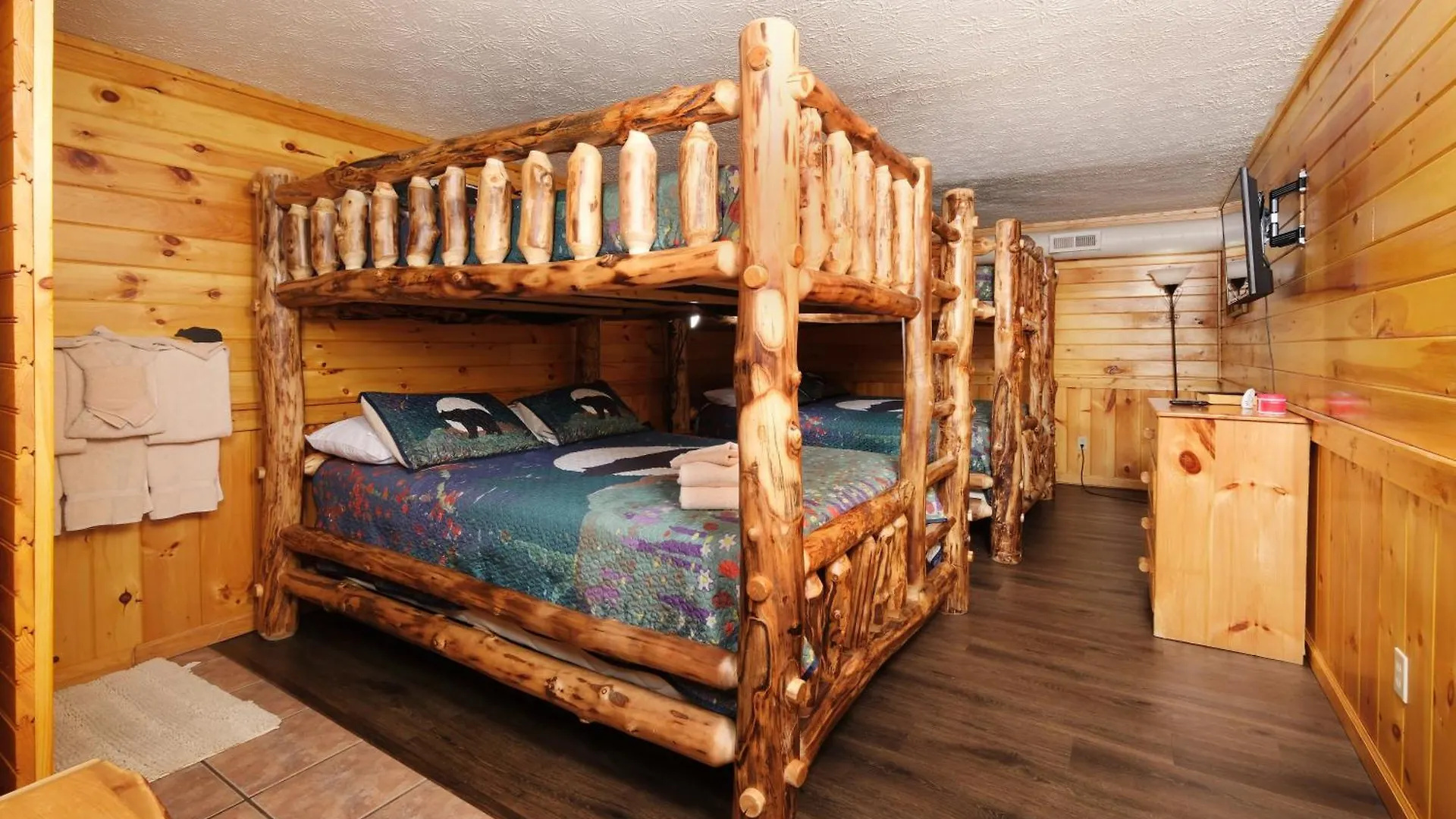 Holiday home 6br W Outdoor Pool Just 3 Min To Pigeon Forge! Free Attraction Tickets Gameroom Hot Tub Pigeon Forge