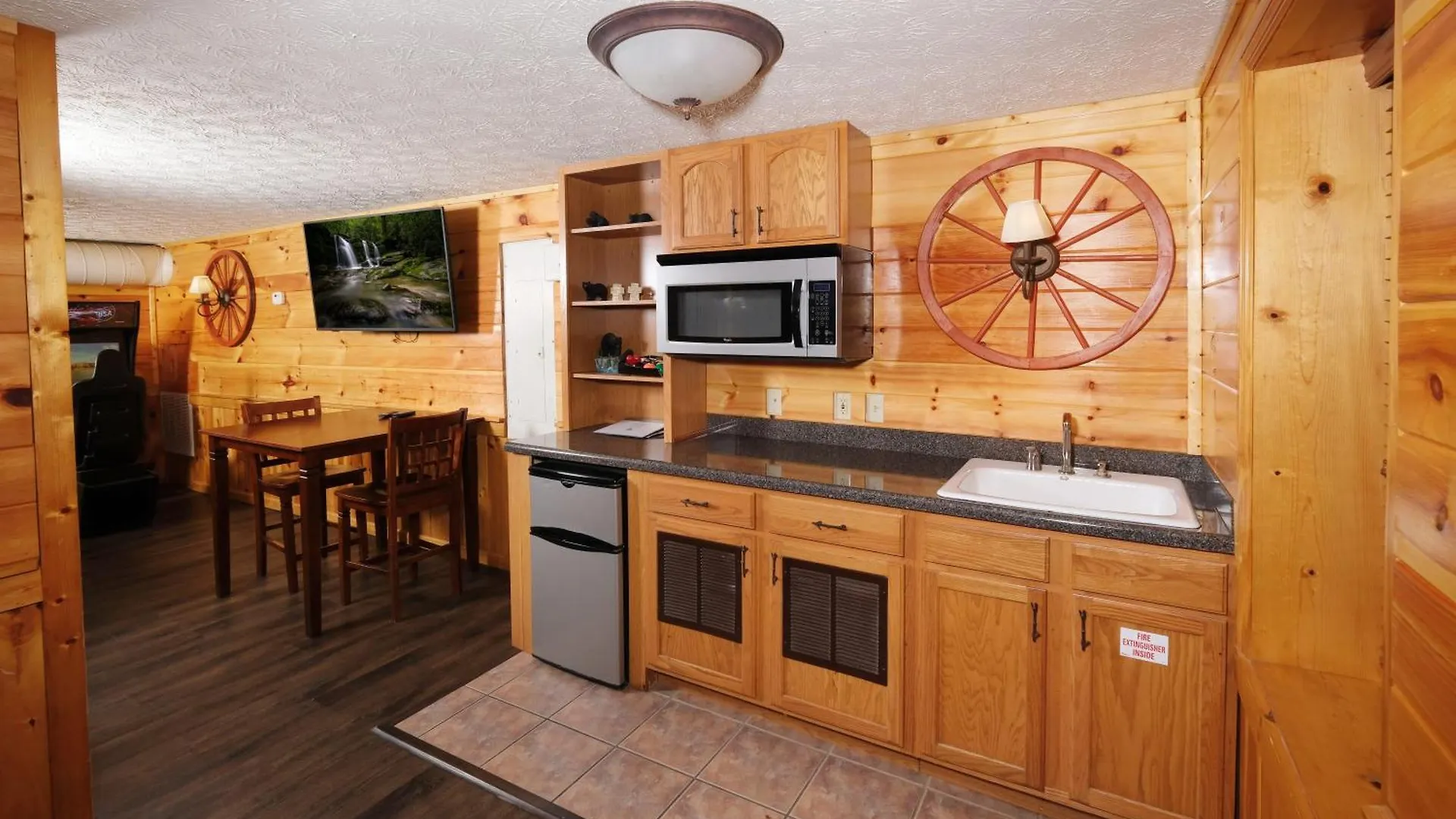 6br W Outdoor Pool Just 3 Min To Pigeon Forge! Free Attraction Tickets Gameroom Hot Tub *