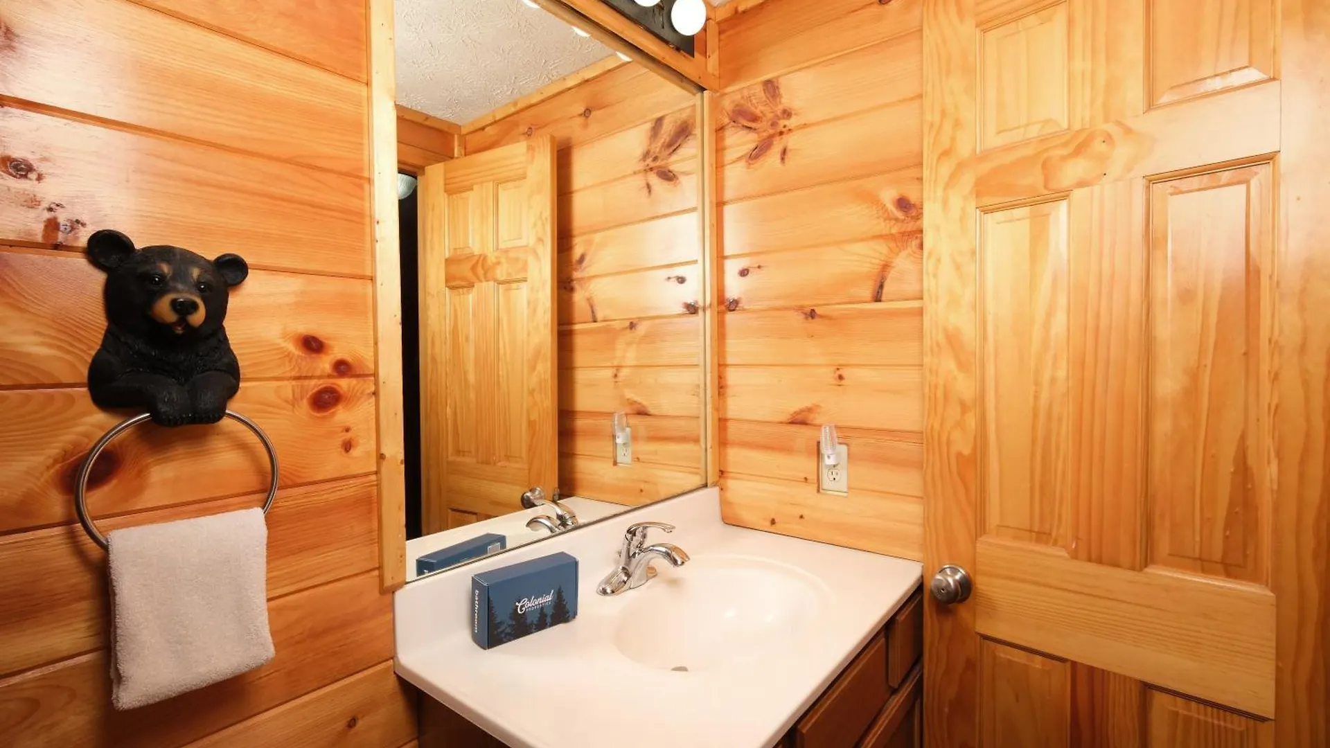 6br W Outdoor Pool Just 3 Min To Pigeon Forge! Free Attraction Tickets Gameroom Hot Tub Holiday home Pigeon Forge