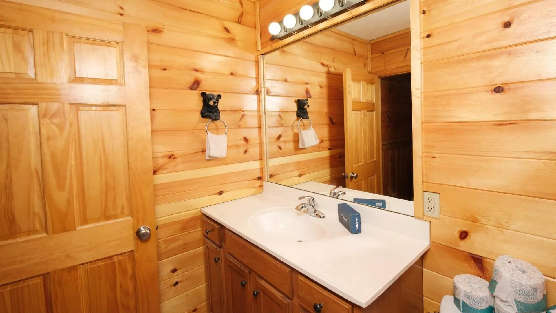 6br W Outdoor Pool Just 3 Min To Pigeon Forge! Free Attraction Tickets Gameroom Hot Tub Holiday home