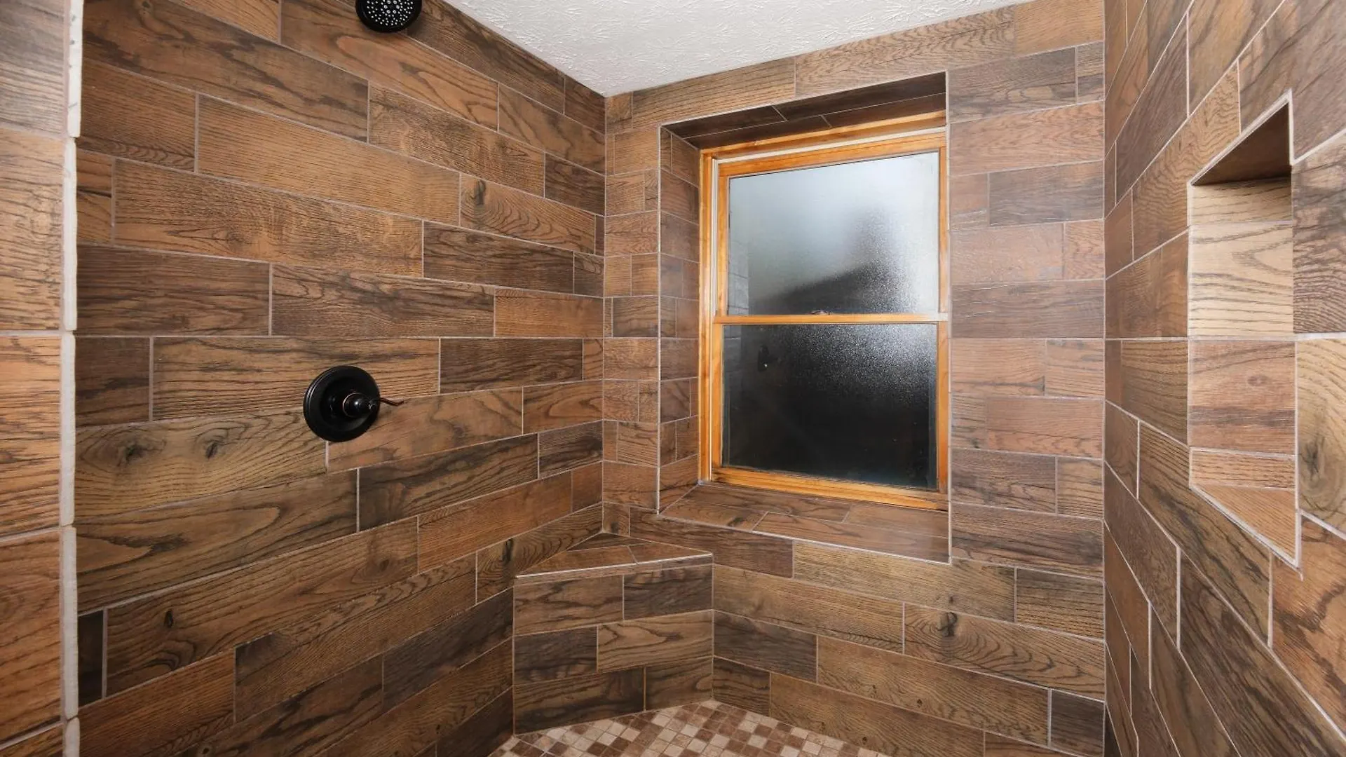 Holiday home 6br W Outdoor Pool Just 3 Min To Pigeon Forge! Free Attraction Tickets Gameroom Hot Tub Pigeon Forge