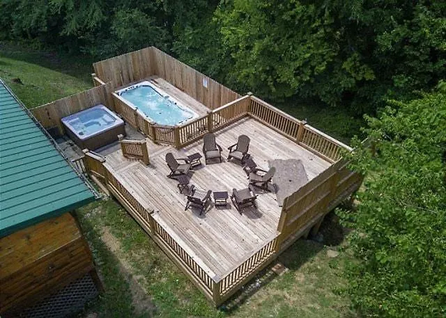 6br W Outdoor Pool Just 3 Min To Pigeon Forge! Free Attraction Tickets Gameroom Hot Tub Holiday home Pigeon Forge