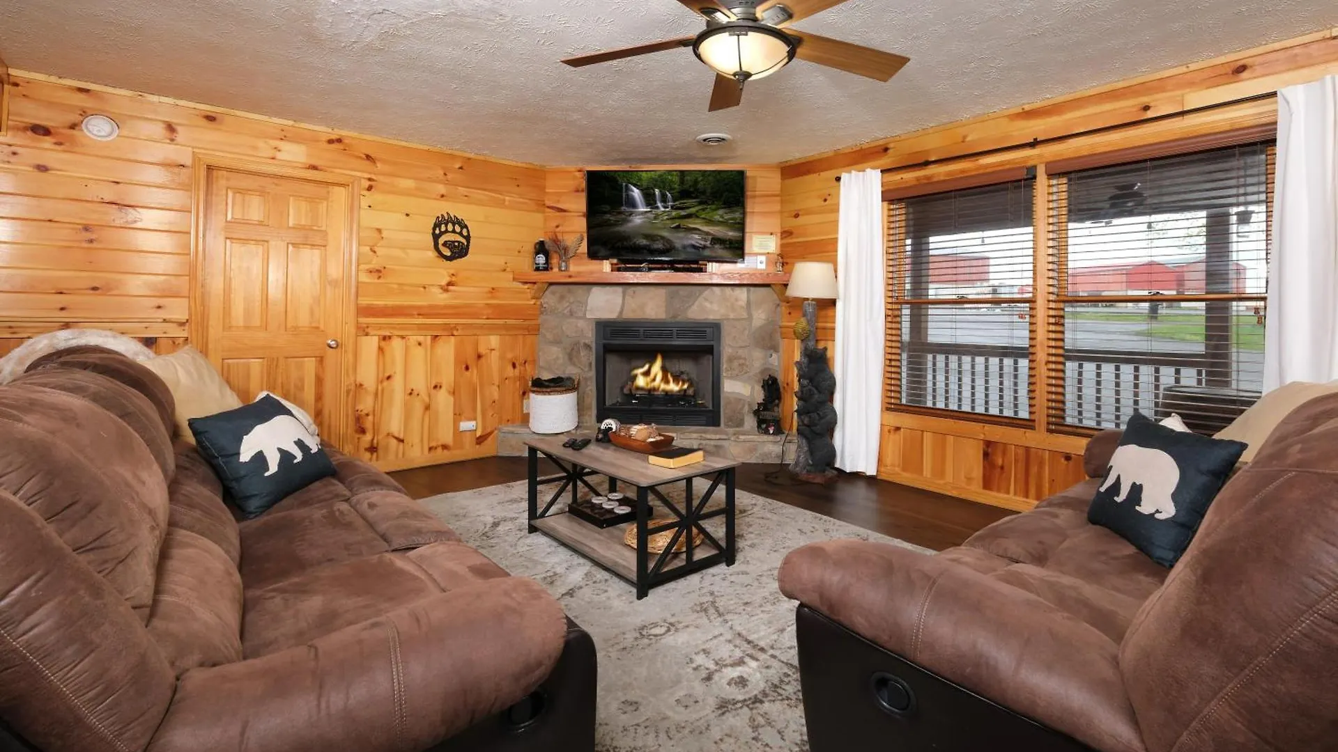 6br W Outdoor Pool Just 3 Min To Pigeon Forge! Free Attraction Tickets Gameroom Hot Tub Holiday home Pigeon Forge