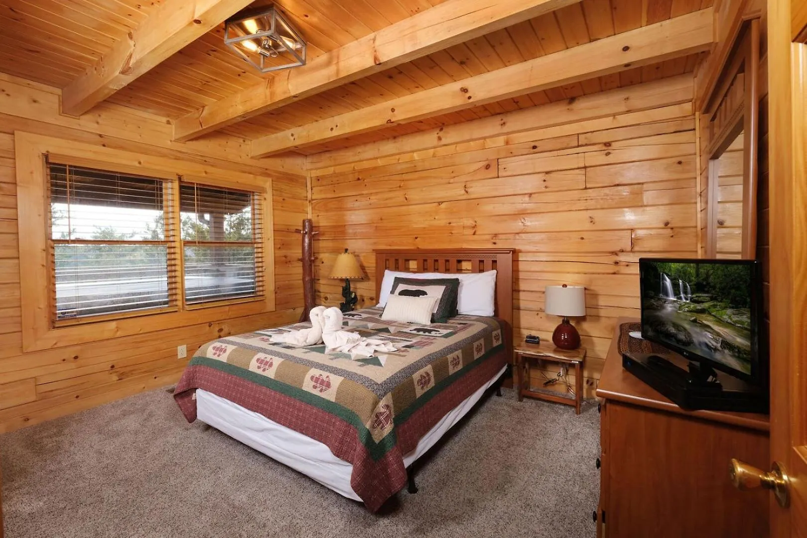 Charming 2br Mountain Views! Hot Tub Holiday home