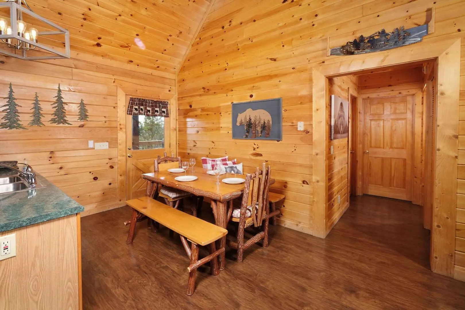 Charming 2br Mountain Views! Hot Tub Holiday home Pigeon Forge