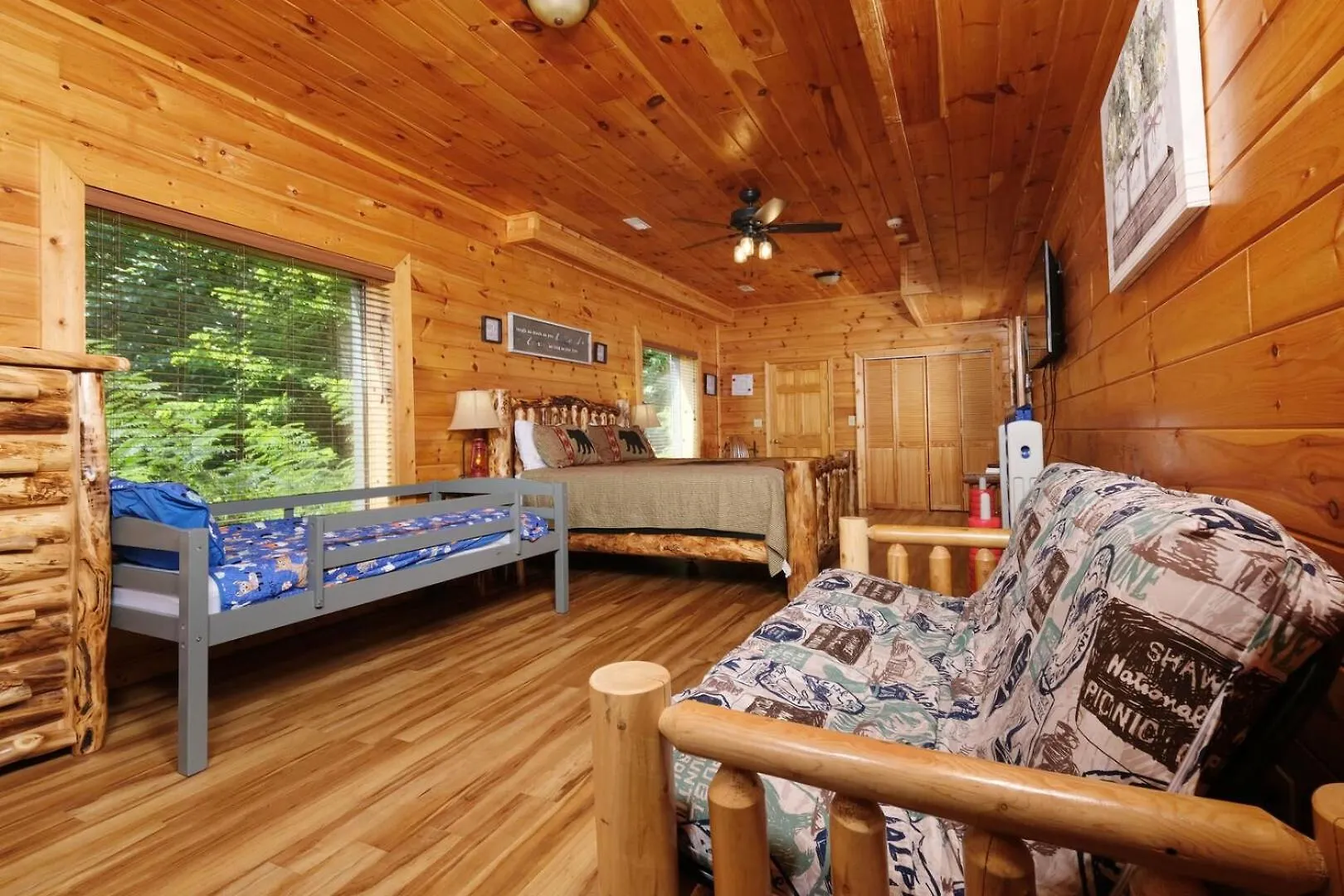 Pet Friendly 3br Theater Hot Tub Pool Table Holiday home Pigeon Forge