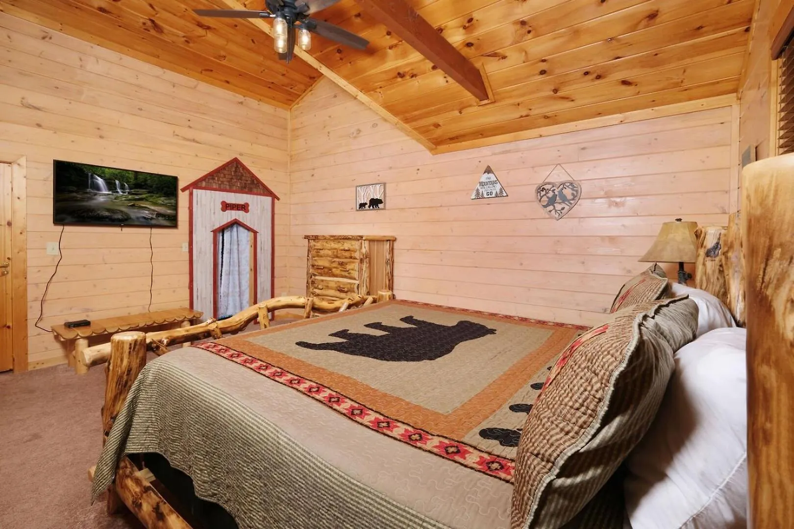 Pet Friendly 3br Theater Hot Tub Pool Table Holiday home