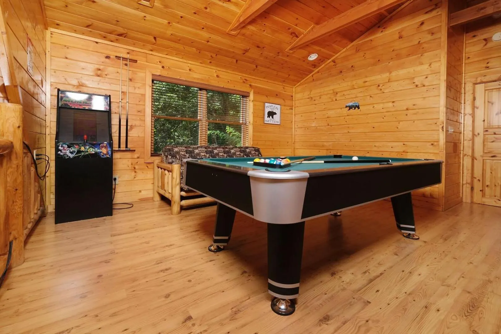 Pet Friendly 3br Theater Hot Tub Pool Table Holiday home *