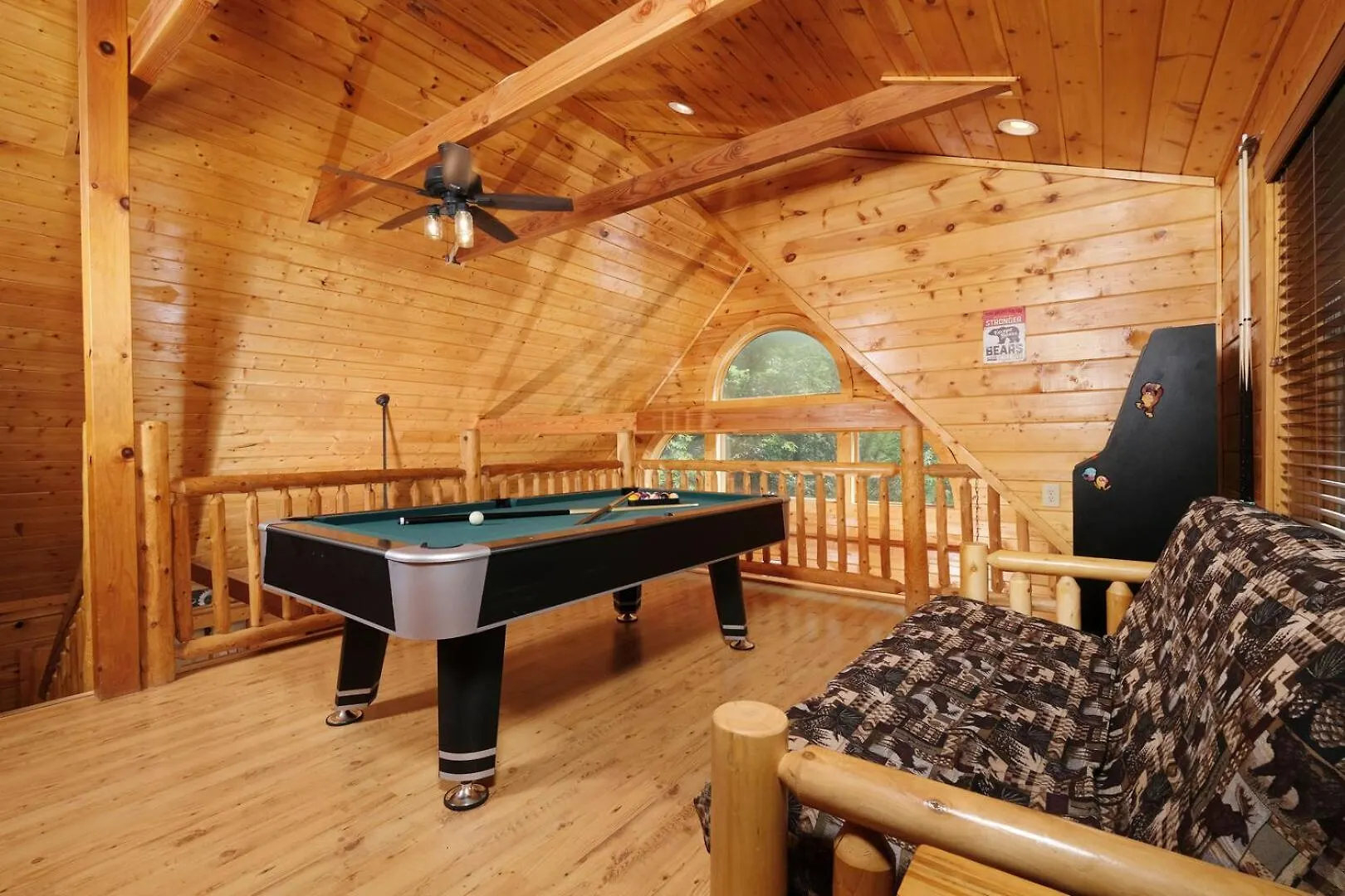 Pet Friendly 3br Theater Hot Tub Pool Table Holiday home Pigeon Forge