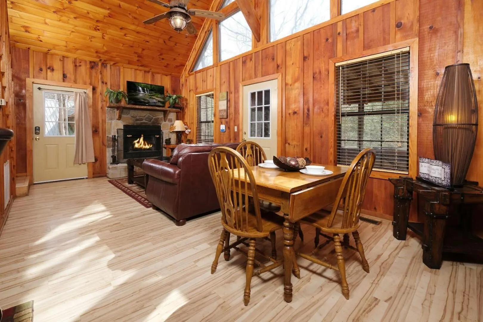 Romantic 1br Hot Tub Free Attraction Tickets Holiday home Pigeon Forge