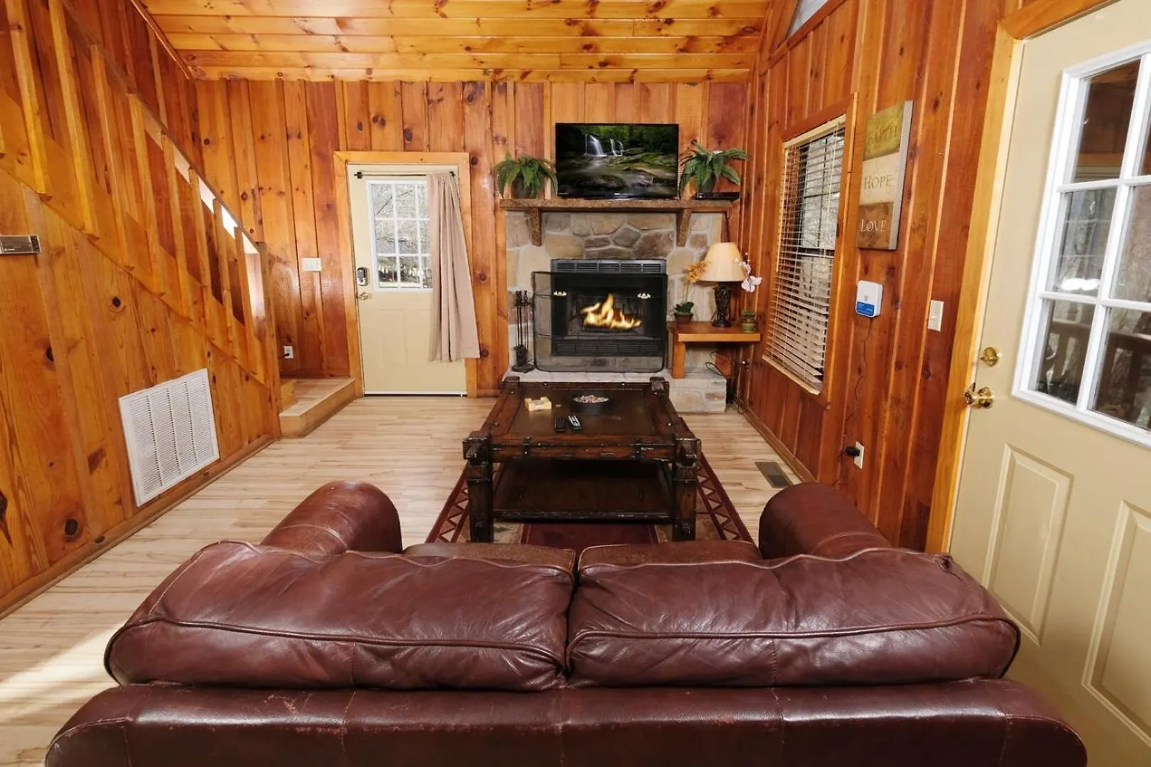 Romantic 1br Hot Tub Free Attraction Tickets Holiday home Pigeon Forge