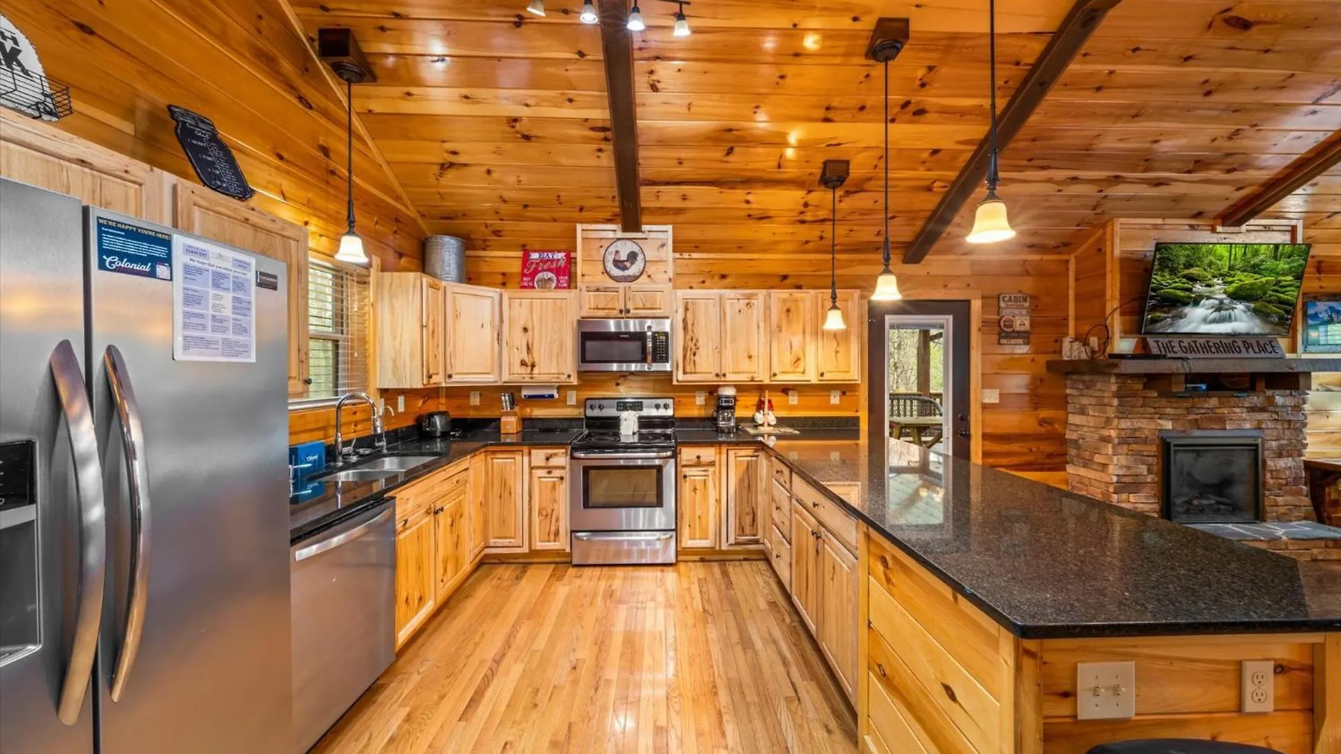 Modern 3br Views Hot Tub Fire Pit Gameroom Free Attraction Tickets * Pigeon Forge
