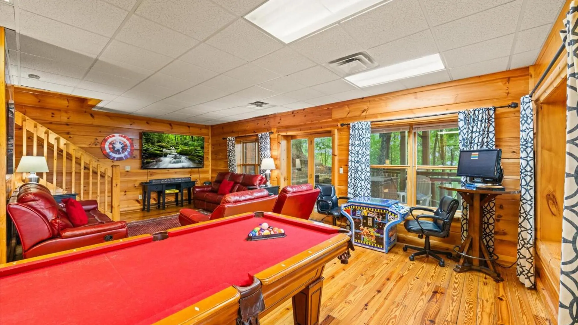 Spacious 5br Sleeps 10 Gameroom Hot Tub Free Attraction Tickets Holiday home Pigeon Forge