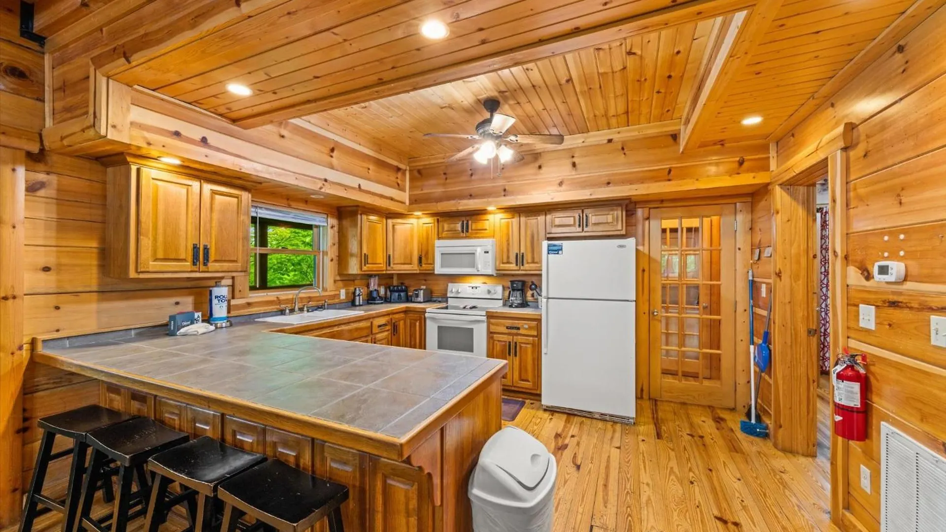 Spacious 5br Sleeps 10 Gameroom Hot Tub Free Attraction Tickets
