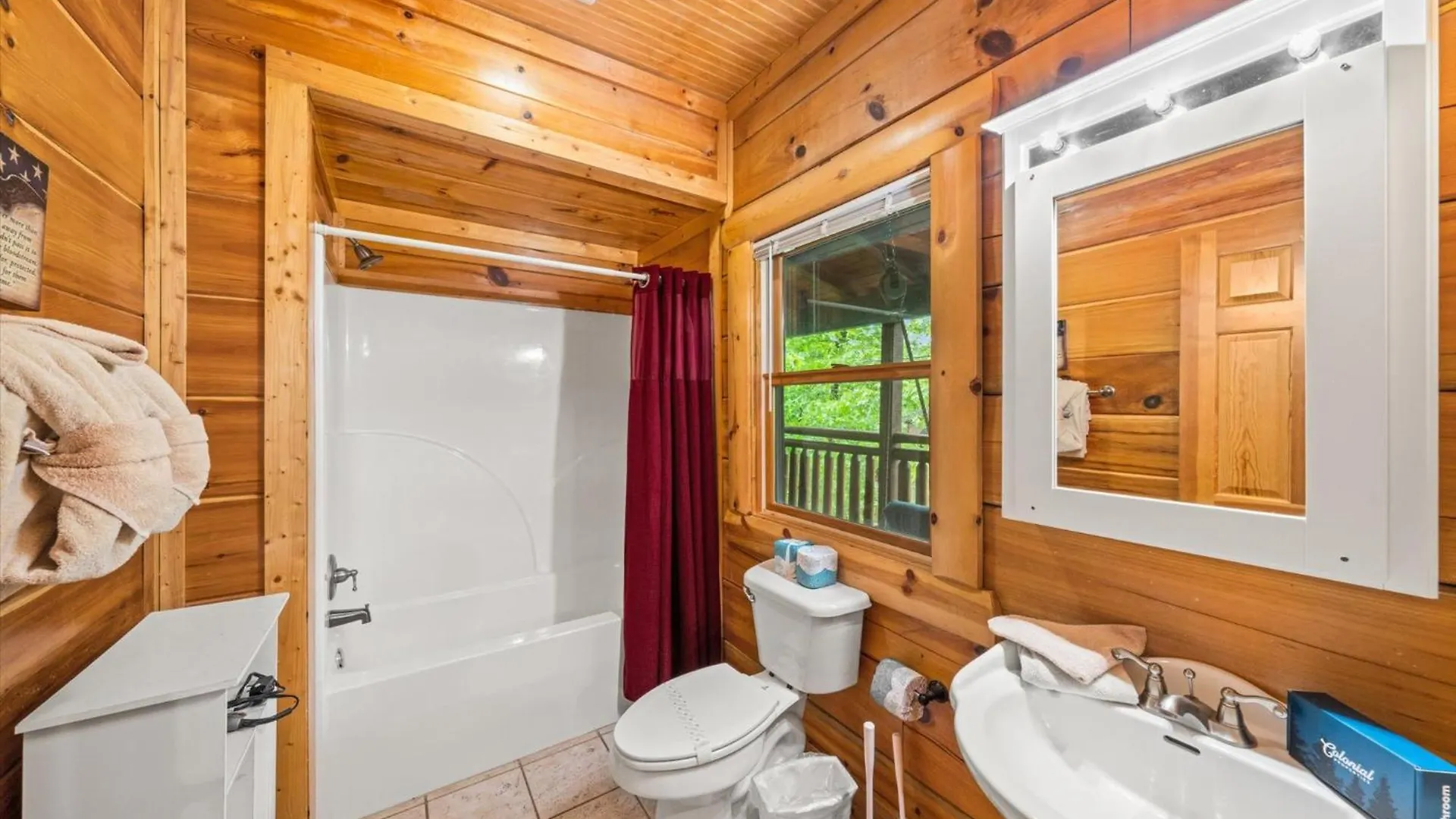 Spacious 5br Sleeps 10 Gameroom Hot Tub Free Attraction Tickets Holiday home Pigeon Forge