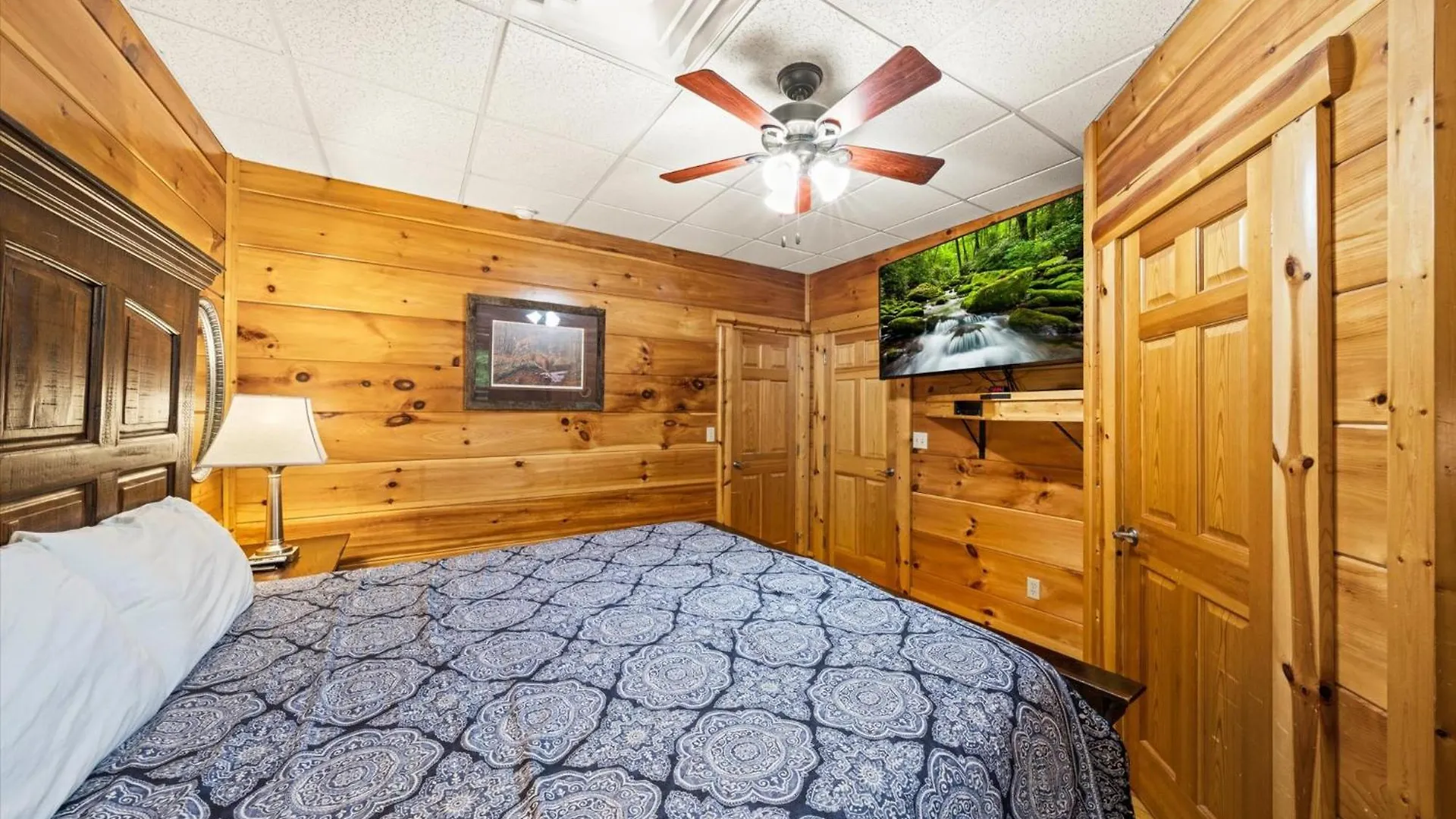 Spacious 5br Sleeps 10 Gameroom Hot Tub Free Attraction Tickets Pigeon Forge
