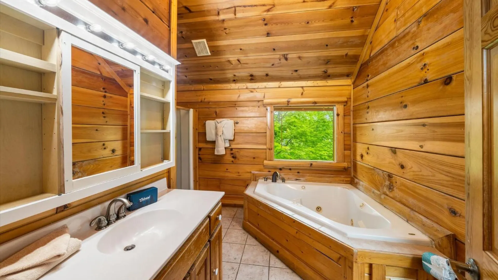 Spacious 5br Sleeps 10 Gameroom Hot Tub Free Attraction Tickets