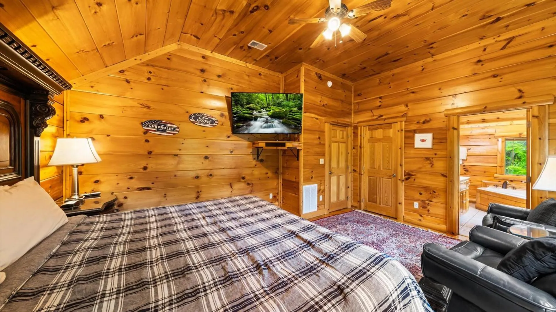 Spacious 5br Sleeps 10 Gameroom Hot Tub Free Attraction Tickets