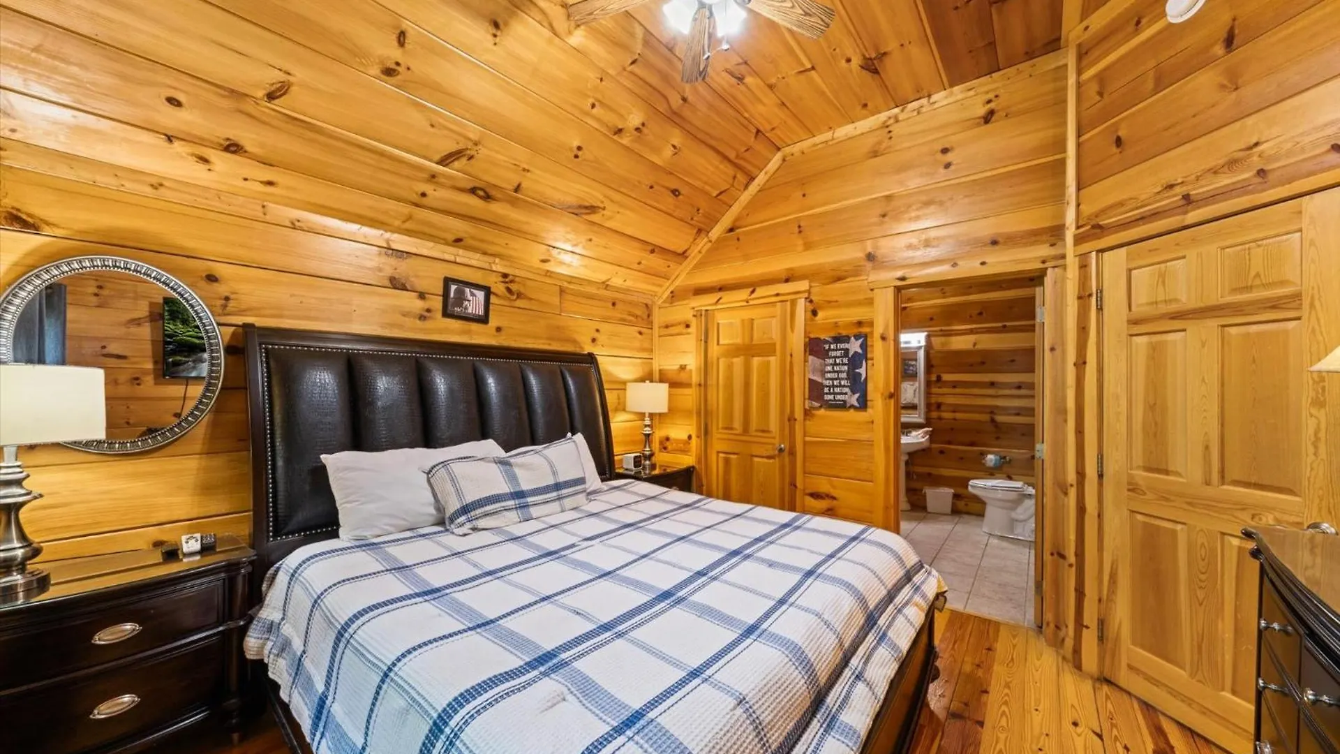 Spacious 5br Sleeps 10 Gameroom Hot Tub Free Attraction Tickets Holiday home Pigeon Forge