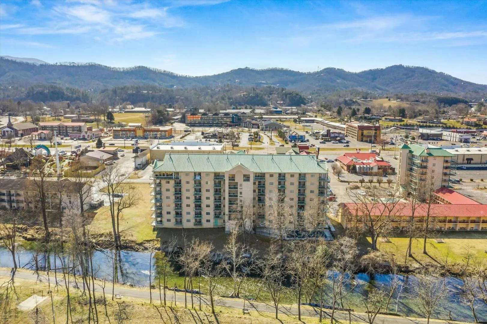 2br Modern Riverfront On Pkwy! Holiday home