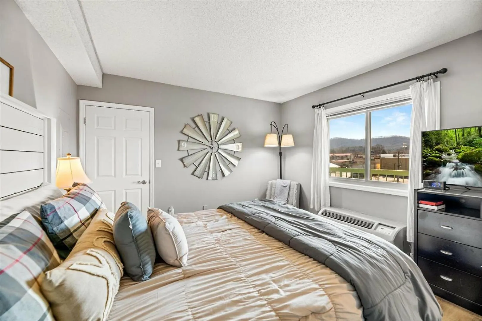 Holiday home 2br Modern Riverfront On Pkwy!