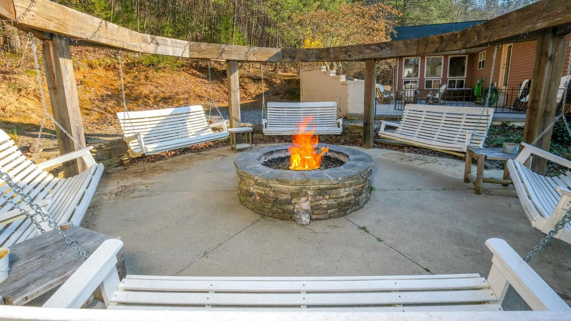 Holiday home 7br Sleeps 34 Outdoor Pool Fire Pit Secluded Free Attraction Tickets Pigeon Forge