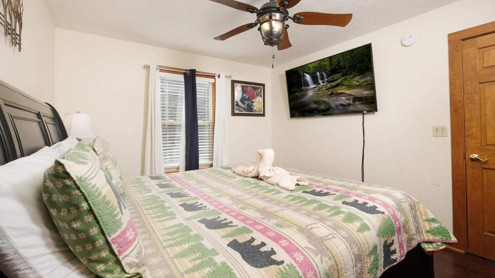 Holiday home 7br Sleeps 34 Outdoor Pool Fire Pit Secluded Free Attraction Tickets