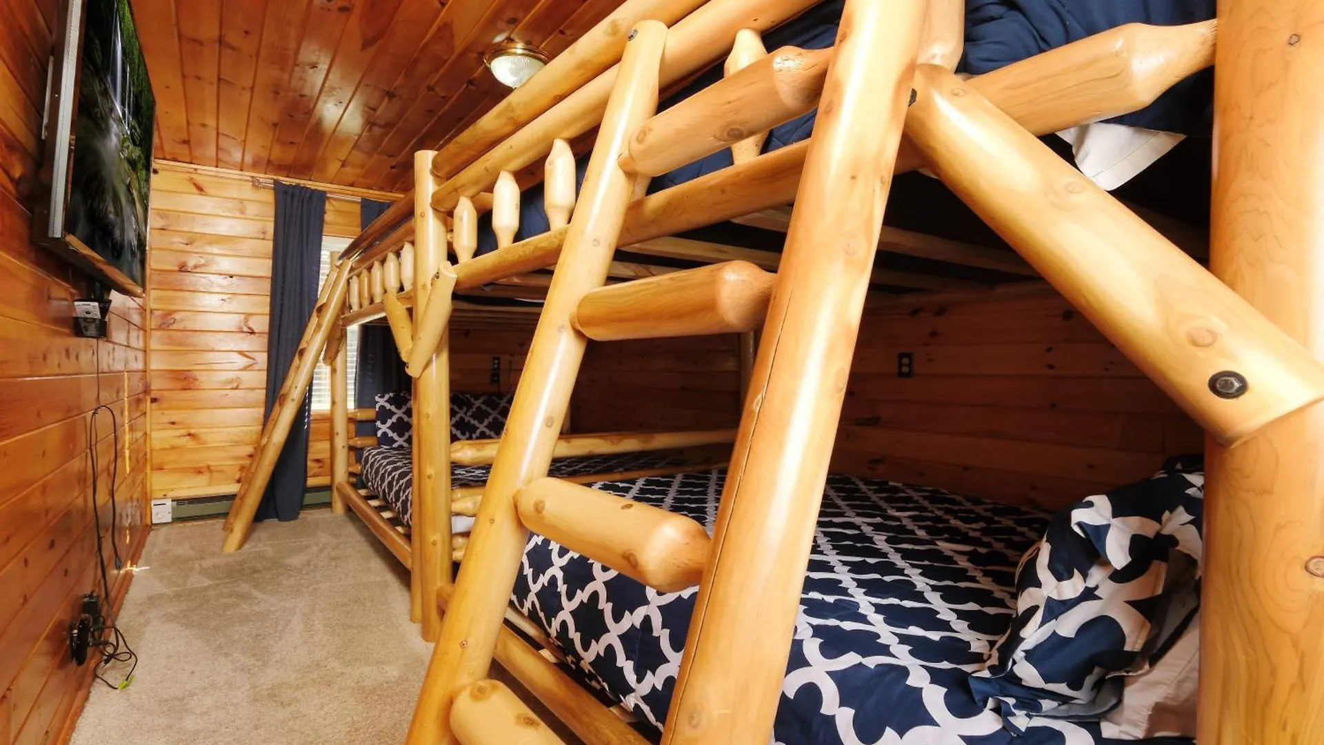 Holiday home 7br Sleeps 34 Outdoor Pool Fire Pit Secluded Free Attraction Tickets Pigeon Forge