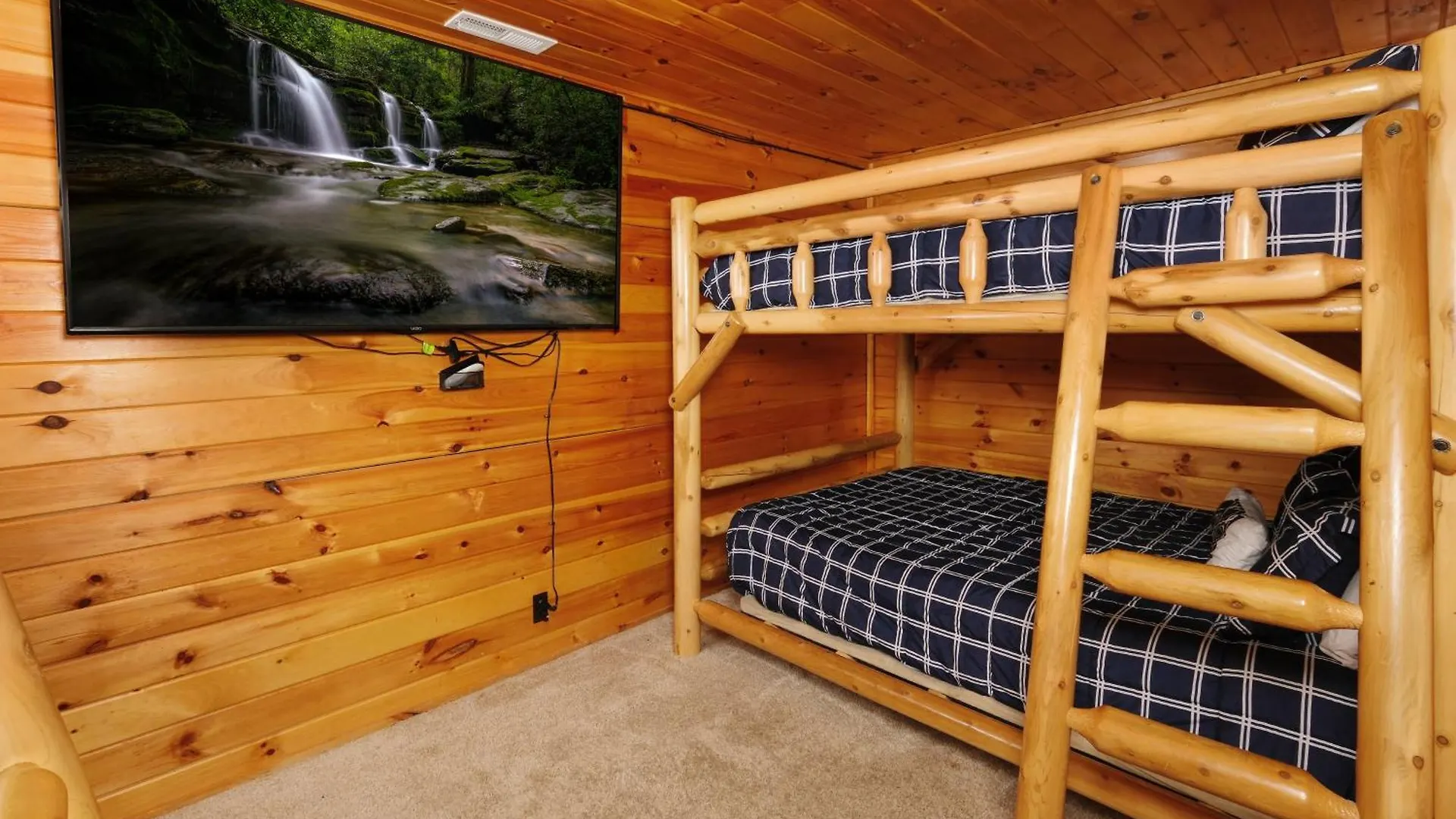 7br Sleeps 34 Outdoor Pool Fire Pit Secluded Free Attraction Tickets Holiday home Pigeon Forge