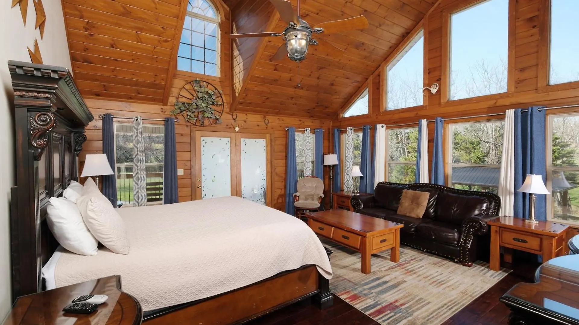 Holiday home 7br Sleeps 34 Outdoor Pool Fire Pit Secluded Free Attraction Tickets Pigeon Forge