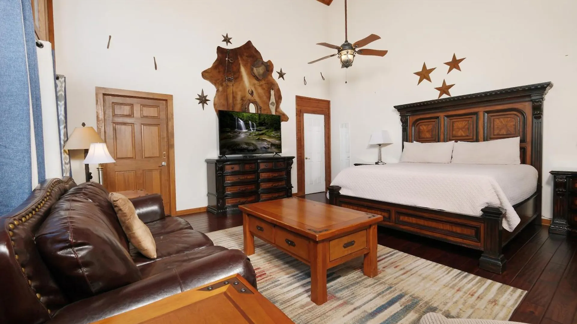 Holiday home 7br Sleeps 34 Outdoor Pool Fire Pit Secluded Free Attraction Tickets Pigeon Forge