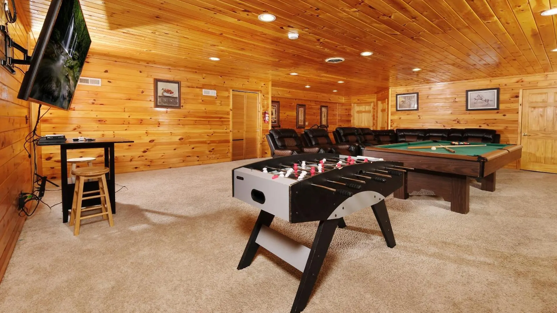 Holiday home 7br Sleeps 34 Outdoor Pool Fire Pit Secluded Free Attraction Tickets Pigeon Forge