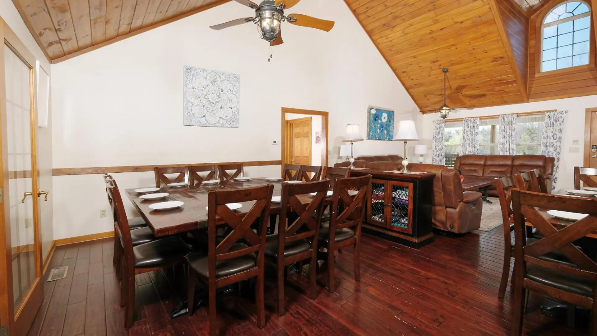 Holiday home 7br Sleeps 34 Outdoor Pool Fire Pit Secluded Free Attraction Tickets Pigeon Forge