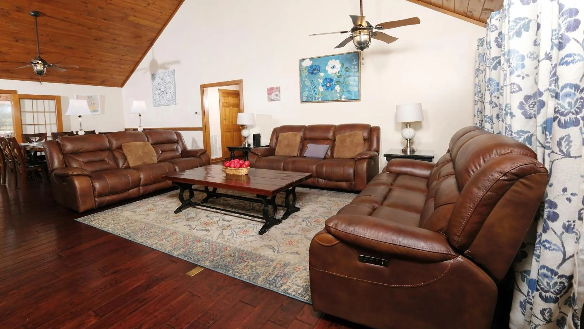 Holiday home 7br Sleeps 34 Outdoor Pool Fire Pit Secluded Free Attraction Tickets Pigeon Forge