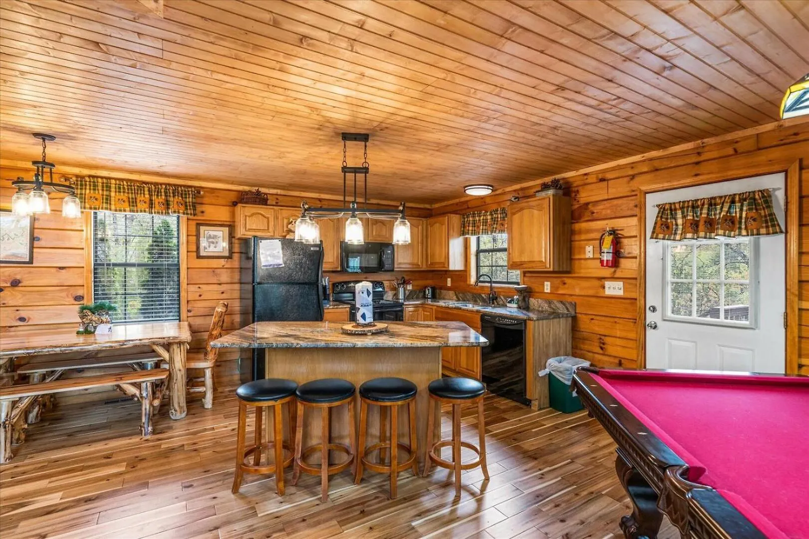 Modern 3br Just 5 Min To Dollywood Hot Tub