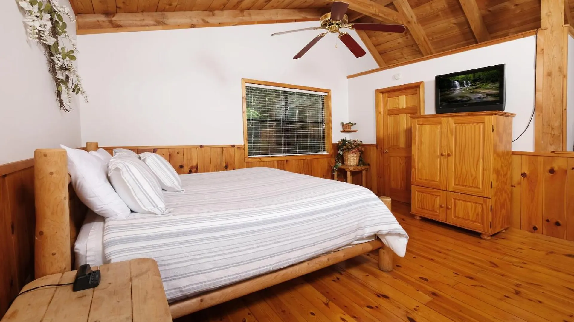 A Mountain Hideaway * Pigeon Forge