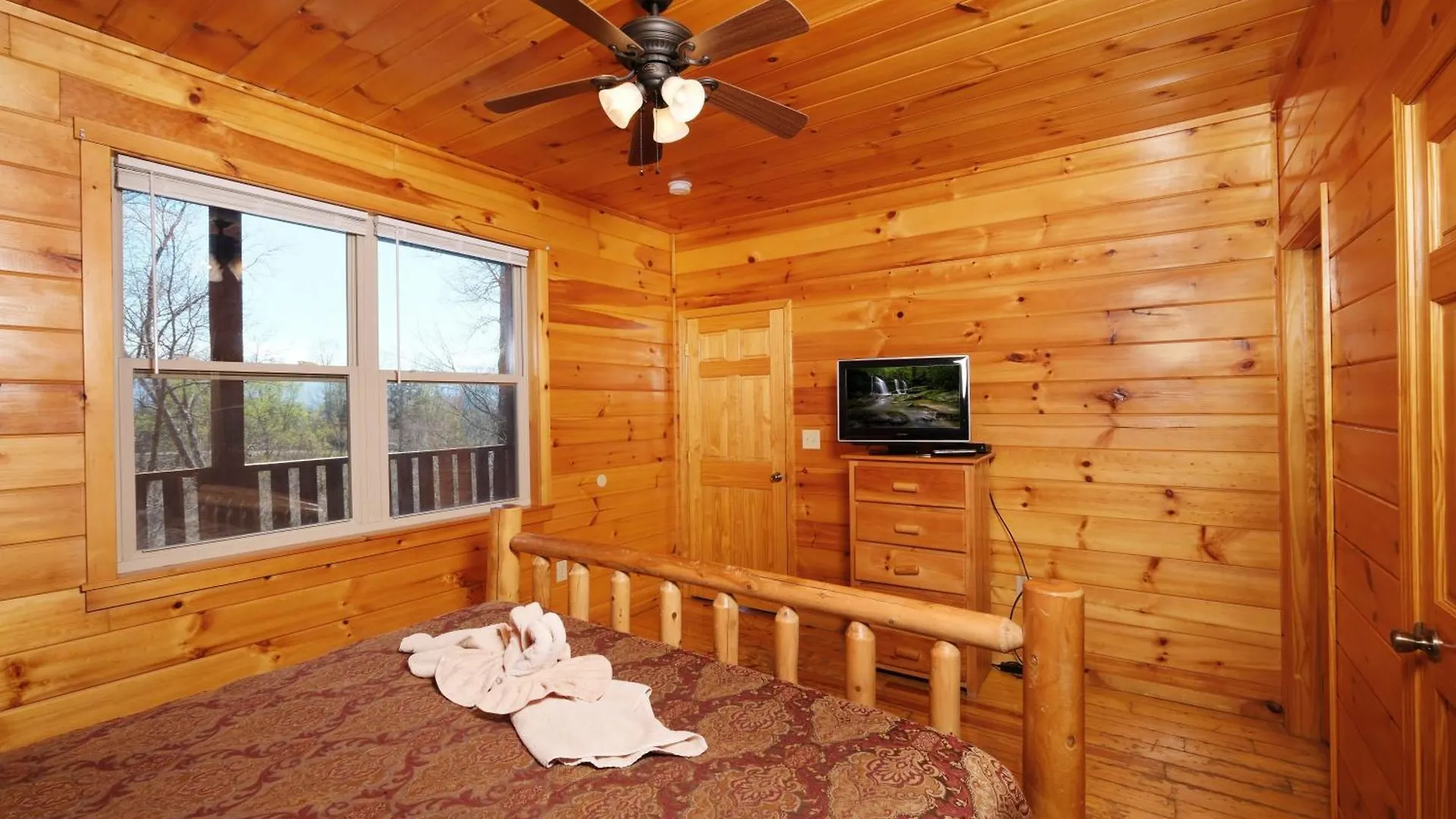 Spacious 6br Views Gameroom Theater Hot Tub Free Attraction Tickets Holiday home Pigeon Forge