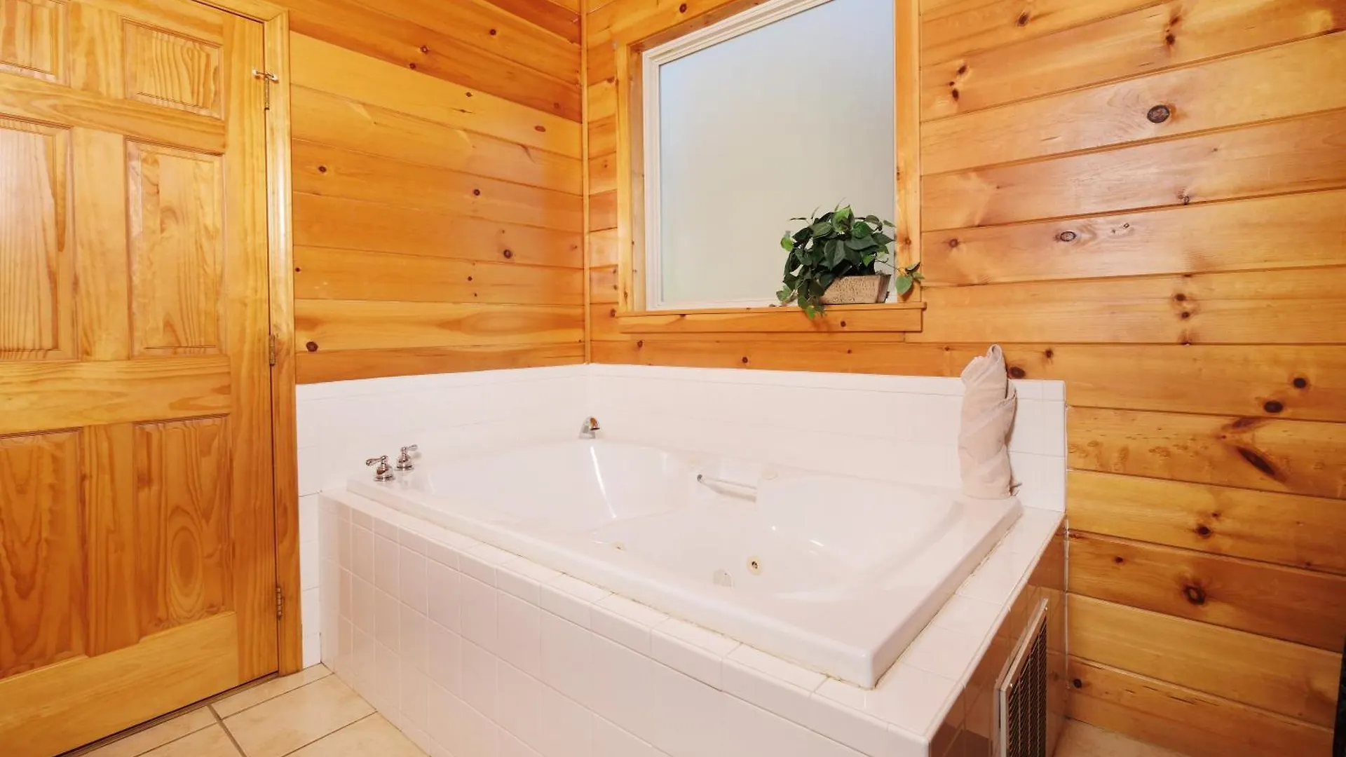 Spacious 6br Views Gameroom Theater Hot Tub Free Attraction Tickets Holiday home Pigeon Forge