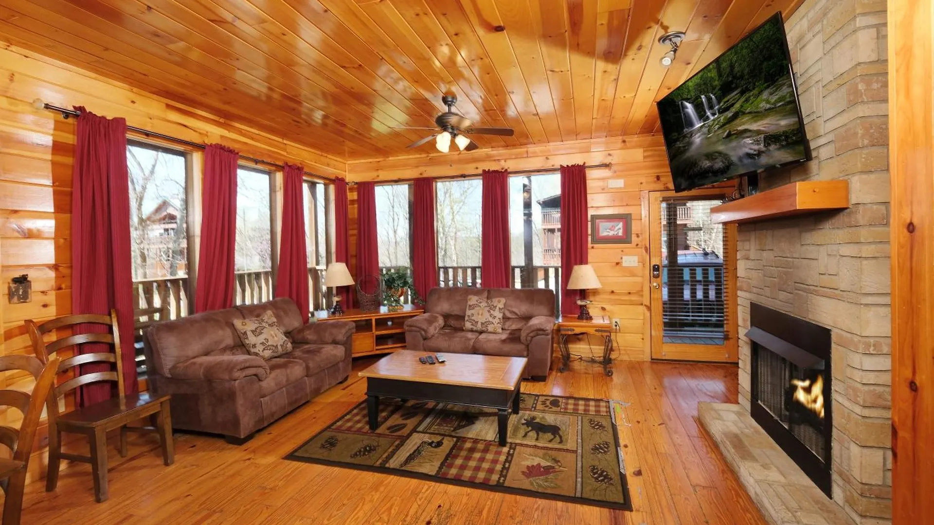 Spacious 6br Views Gameroom Theater Hot Tub Free Attraction Tickets Pigeon Forge