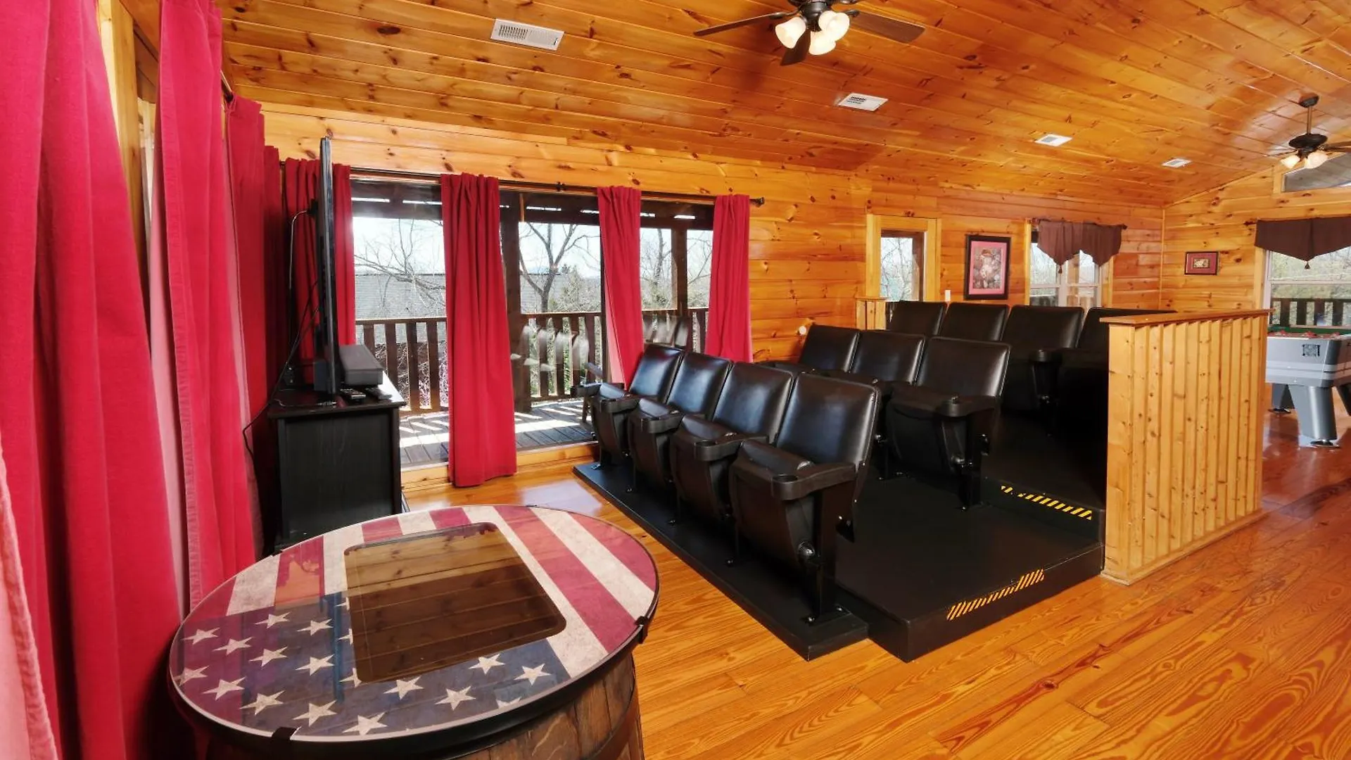Spacious 6br Views Gameroom Theater Hot Tub Free Attraction Tickets Holiday home Pigeon Forge